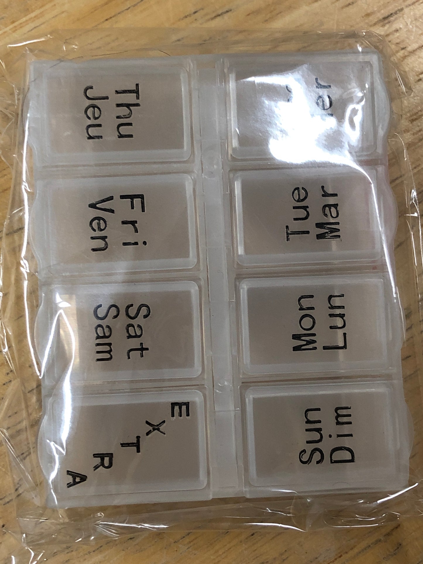 Compact weekly pill organizer